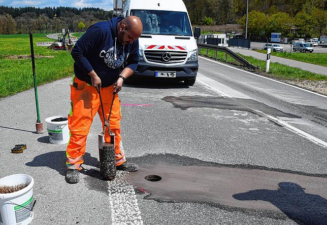 Bild 7: Asphalt weg, Geländer weg, Bohrkerne entnommen: So lief der ersten Tag mit Großbaustellen an zwei Stockacher Ortseingängen