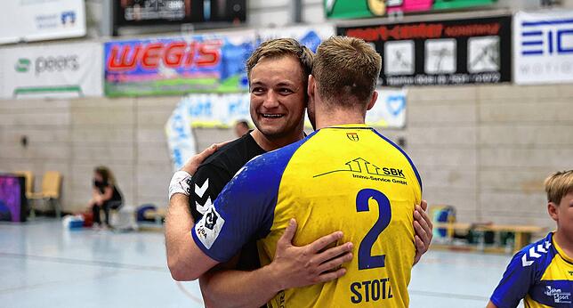Der Konstanzer Trainer Jörg Lützelberger feiert mit Michel Stotz.
