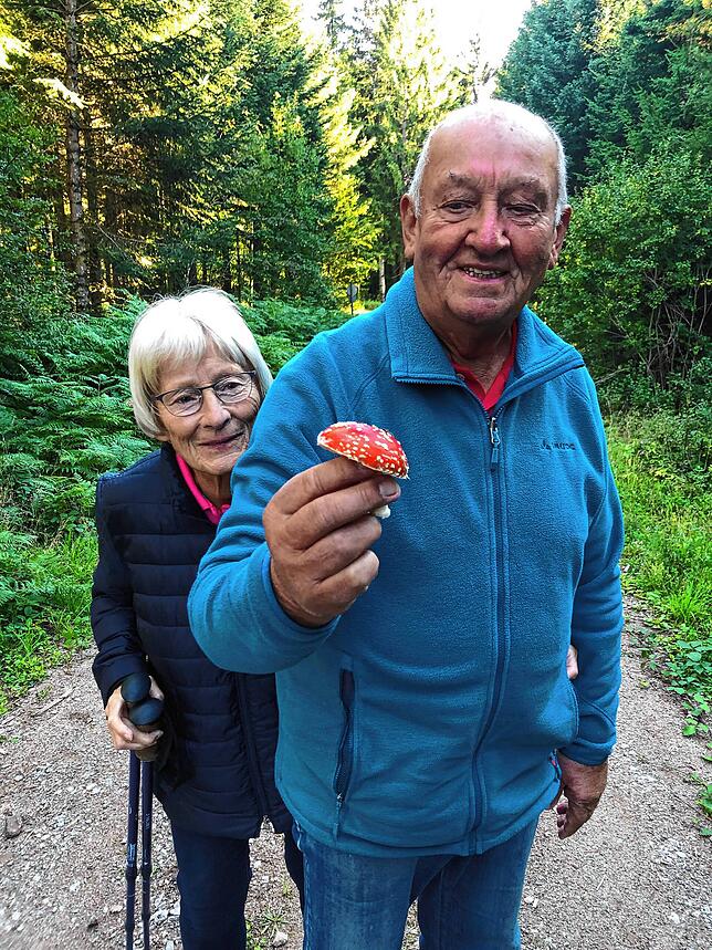 Renate und Dieter Künzer aus Villingen sind zum ersten Mal bei der Exkursion dabei und haben prompt einen Fliegenpilz im Wald entdeckt. ...