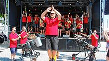Marco Hummel, musikalischer Leiter der Guggevamps, animiert die Zuhörer beim diesjährigen Promenadenfest in Überlingen zum Mitklatschen. ...