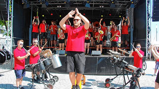 Marco Hummel, musikalischer Leiter der Guggevamps, animiert die Zuhörer beim diesjährigen Promenadenfest in Überlingen zum Mitklatschen. ...