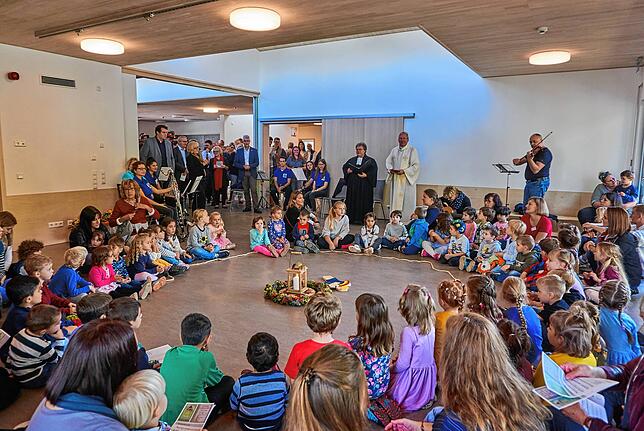 Die Kinder feierten die Eröffnung des Kindergarten Seeboden mit zahlreichen Vertretern von Stadt, Politik, Vereinen und Kirche sowie mit ...