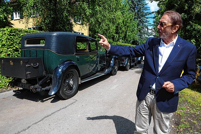 Herrmann Maier präsentiert historische Fahrzeugen auf der Singener Parkstraße beim MAC-Museum.