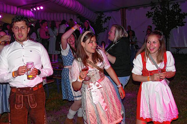 Bild 17: Was für eine Fete! Musikkapelle Mundelfingen versetzt das Publikum zum Jubiläumsstart in Feierlaune