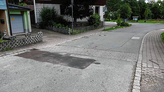 In Burgberg soll auf Höhe Burgstraße 2 ein Pflasterstreifen zurückgebaut werden.  Foto: Stephan Hübner