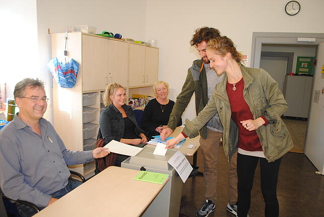 Miriam und Raphael Schuldt stimmen in der Hansjakob-Schule ab.