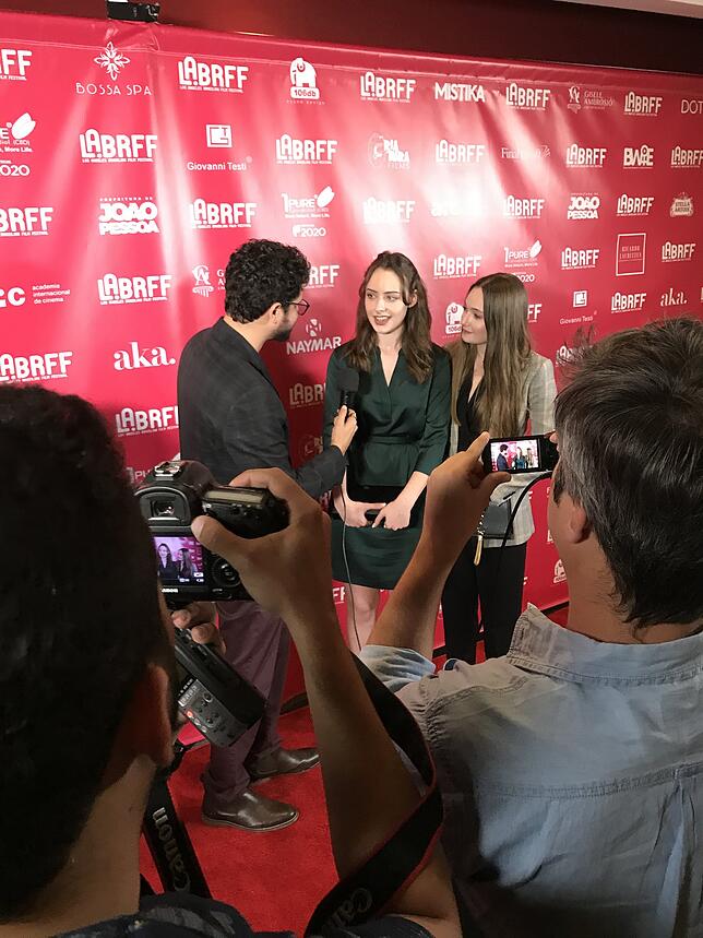 Blitzlichtgewitter und Interview: Angelina und Rosalie Limberger nach der Filmpremiere im Gespräch mit einem Reporter. Die Resonanz sei ...