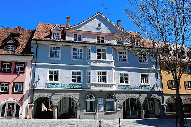 Fast unauffällig: Durch den linken Torbogen führt der Weg von der Karlstraße in den Innenhof des Quellhöfle. Der Platz soll in die ...