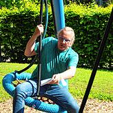 Auch Stadtrat Daniel Groß versuchte den Reifen &ndash; und hatte wie die Kinder so seine Probleme.