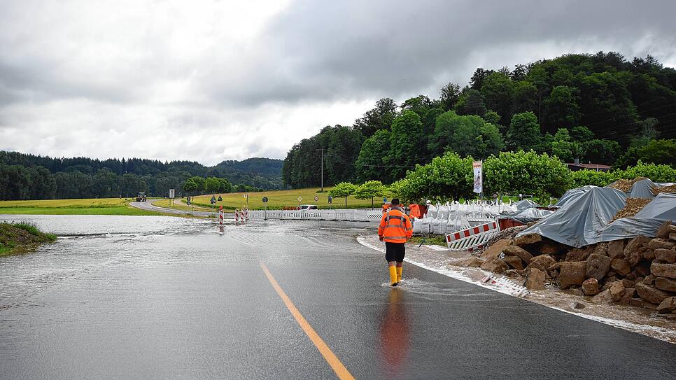 Bild : Hochwasser und Hangrutsch-Gefahr: L 194 ist an zwei Stellen zwischen Stockach und Kalkofen voll gesperrt