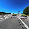 Der Zubringer zur Autobahn ist zwischen Bad Dürrheim und Donaueschingen gesperrt. Der 14-Jährige lenkt links an den Balken vorbei und ...