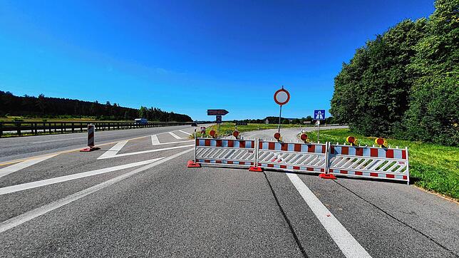 Der Zubringer zur Autobahn ist zwischen Bad Dürrheim und Donaueschingen gesperrt. Der 14-Jährige lenkt links an den Balken vorbei und ...