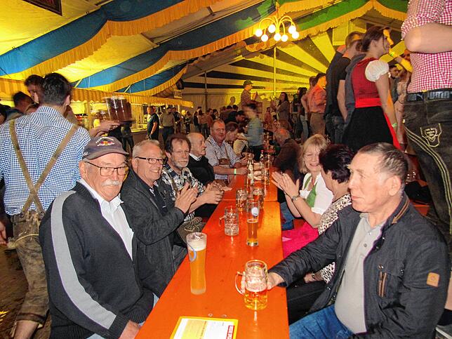 Im Sitzen und im Stehen feierten die vielen Besucher im großen Festzelt mit. Bild: Karl Mägerle