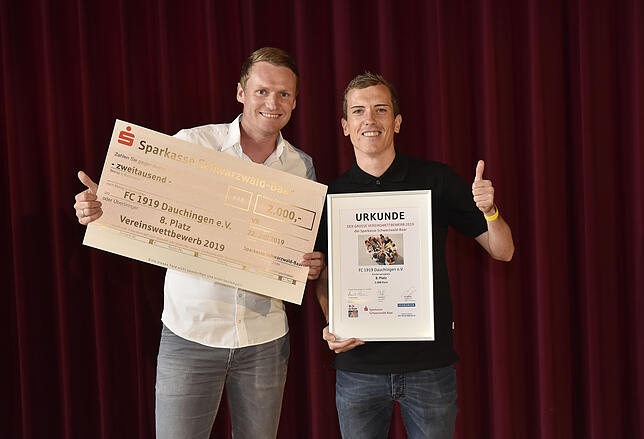 René Sontheimer und Nils Dörflinger vom FC Dauchingen erhalten 2000 Euro für einen neuen Kinderspielplatz.