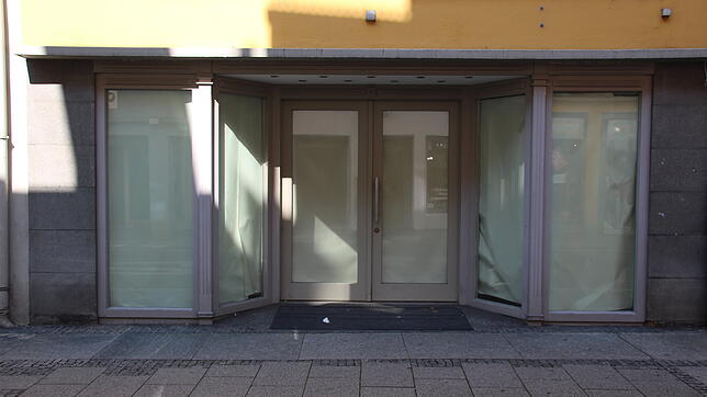 Zugeklebte Fenster zeigen deutlich: Dieses Geschäft in der Christophstraße steht leer. Es ist nicht das einzige in Überlingen &ndash; ...