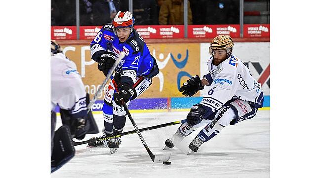 David Cerny (am Puck) erlebt derzeit besondere Tage: Am Sonntag erzielte er seinen ersten Treffer in der Deutschen Eishockey Liga. Am ...