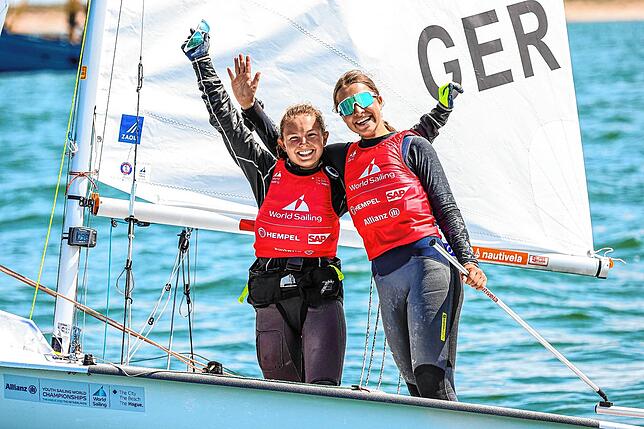 Jubel über Silber bei der Jugendolympiade in Den Haag: Amelie Rinn (links) und Amelie Wehrle auf ihrer 420-er Jolle.
