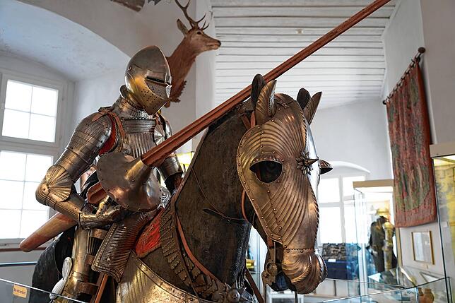 Im Adelsmuseum gibt es verschiedene Ritterrüstungen zu sehen.