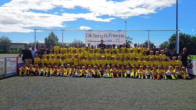 Rund 100 Kinder aus dem gesamten Hegau und auch darüber hinaus waren Teil des sechsten &bdquo;Olli Sorg und Friends-Fußballcamp&ldquo; ...
