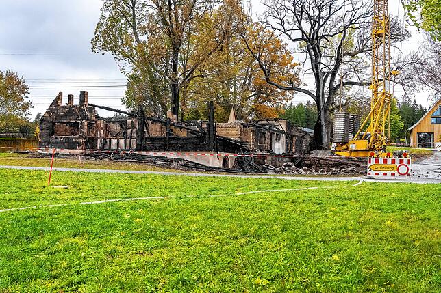 Das Haus wird saniert. Daher steht ein Baukran vor Ort.