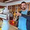 Martin Möcking steht hinter der Theke seines Restaurants &bdquo;Sternen&ldquo; in Uhldingen-Mühlhofen. Hier gibt es seit Jahresbeginn ...