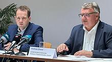 Oberbürgermeister Andreas Brand (rechts) als Vorsitzender des Aufsichtsrats und Andreas Minkoff von der Kanzlei Feigen Graf bei der ...
