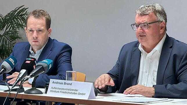 Oberbürgermeister Andreas Brand (rechts) als Vorsitzender des Aufsichtsrats und Andreas Minkoff von der Kanzlei Feigen Graf bei der ...