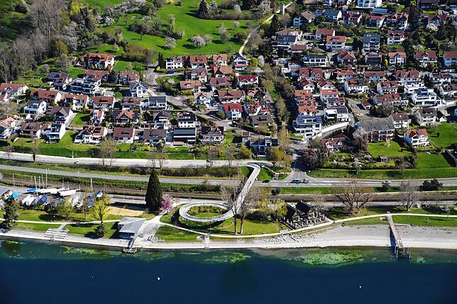 Das Strandbad Sipplingen – zu sehen die markante Radwegbrücke – ist derzeit um weitere Meter Strand reicher.