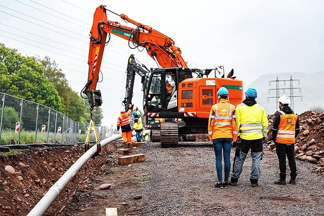 Kürzlich wurden die ersten Meter der Wasserstoff-Leitung bei Albbruck ins Erdreich verlegt.