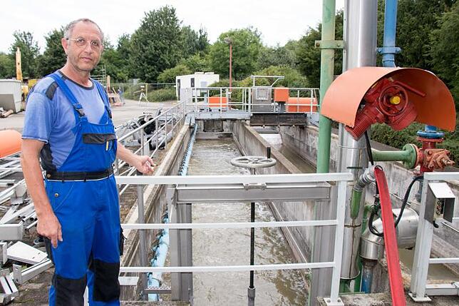 Klaus Buntru, Technischer Leiter der Kläranlage in Tiengen, erklärt die Funktion des Sand- und Fettfangs, den das Wasser als eine der ...