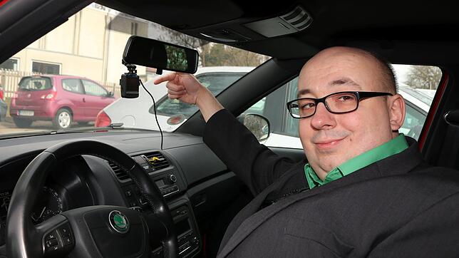 Franz Knoblauch kann dank der Tonaufnahmen seiner Dashcam ein Bußgeld abwenden. Das Verfahren vor dem Amtsgericht Donaueschingen wurde ...