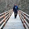 Zimmermeister Leander Braun geht über die erneuerte Fußgängerbrücke über die Mühlbachschlucht. Er hat sie zusammen mit seinen ...