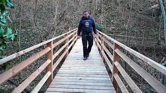 Zimmermeister Leander Braun geht über die erneuerte Fußgängerbrücke über die Mühlbachschlucht. Er hat sie zusammen mit seinen ...