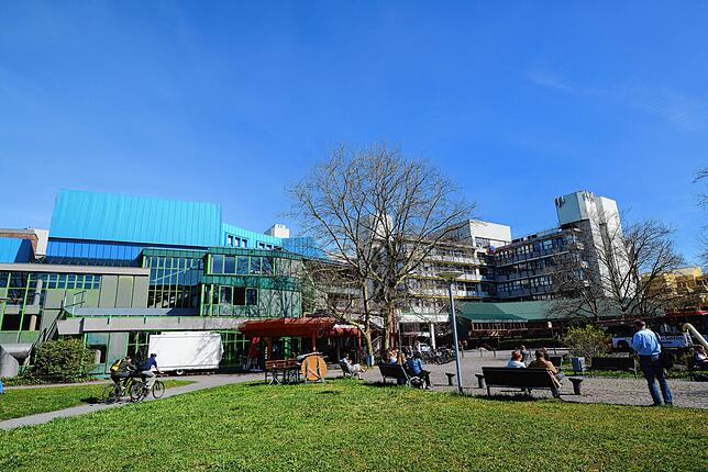 Die Außenaufnahme zeigt die Universität in Konstanz am Bodensee.