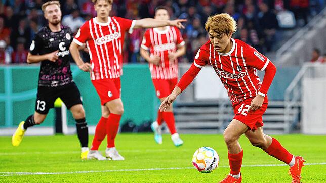Freiburgs Ritsu Doan am Ball in der DFB-Pokal-Partie gegen den FC St. Pauli.