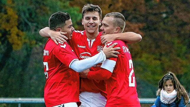 Tim Goldmann vom FC Kluftern (Mitte) hat das SÜDKURIER-Tor des Monats August erzielt.