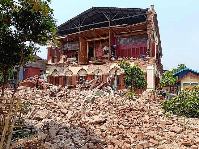 Der Kontaktmann des Ehepaars Fröhle, Oliver Esser, ist vor Ort in Myanmar und versorgt das Ehepaar mit Informationen und Bildmaterial. ...