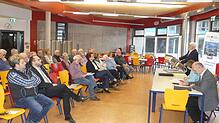 Der Bürgerbusverein trifft sich in der Mensa des Gymnasiums zu seiner Jahreshauptversammlung. Bild: Martin Himmelheber