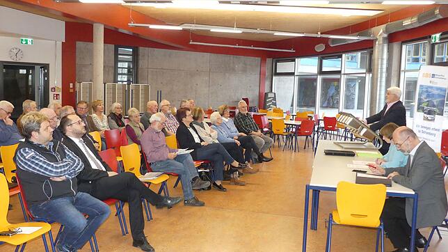 Der Bürgerbusverein trifft sich in der Mensa des Gymnasiums zu seiner Jahreshauptversammlung. Bild: Martin Himmelheber