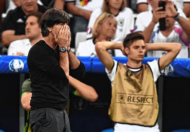 Joachim Löw und Julian Weigl enttäuscht bei der UEFA EURO 2016 in Marseille beim Halbfinal-Aus gegen Frankreich.