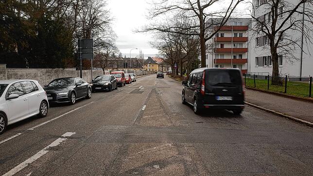 Da ist noch reichlich Luft. Aber wie kommen fahrende und parkende Autos sowie Räder auch zu den Hauptverkehrszeiten in der Kirnacher ...