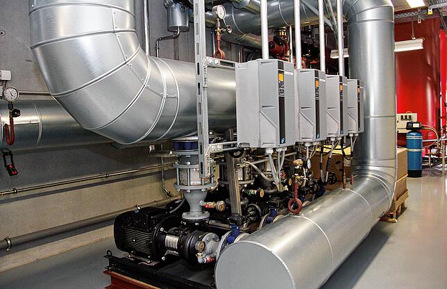 Dieses Pumpwerk verteilt das warme Wasser in das Nahwärmenetz.