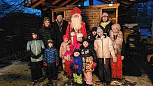 Auf dem Weihnachtsmarkt (hinten, von links): Mirja Zahirovic (Kita St. Nikolaus), Udo Engelhardt (Kinderchancen), Nikolaus (Klaus ...