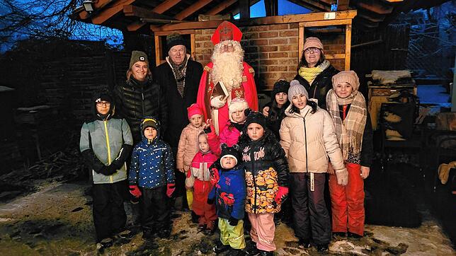 Auf dem Weihnachtsmarkt (hinten, von links): Mirja Zahirovic (Kita St. Nikolaus), Udo Engelhardt (Kinderchancen), Nikolaus (Klaus ...