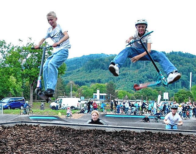 Auf der Pump-Track-Strecke geht es nun hoch hinaus.