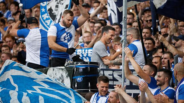 Nach dem Sieg gegen Nürnberg baten die KSC-Fans Trainer Christian Eichner in die Kurve.