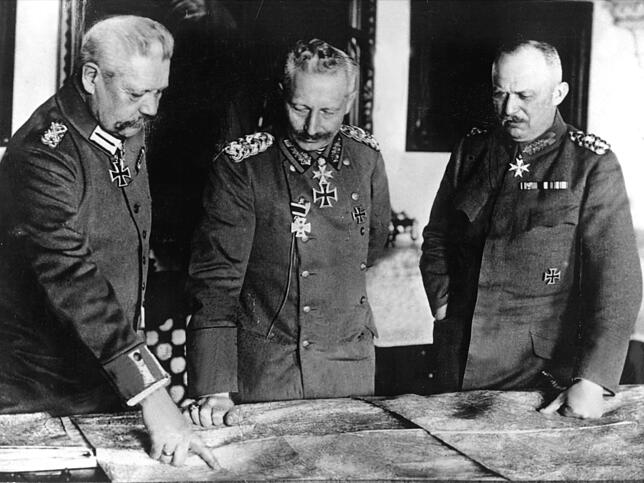 Kaiser Wilhelm II. (Mitte) und seine Generäle der Obersten Heeresleitung (OHL). Links Generalfeldmarschall Paul von Hindenburg, rechts ...