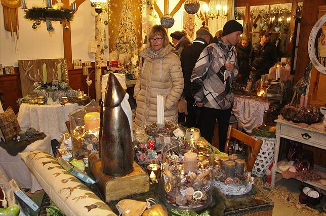 Viele Geschenkartikel, Basteleien und auch Leckereien werden bei Bräunlingen leuchtet angeboten.