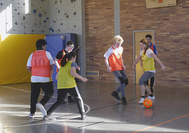 Fußballspielen unter Profi-Anleitung: Die acht sehbeeinträchtigten, blinden und taubblinden Jugendlichen zeigten Biss und Teamgeist.
