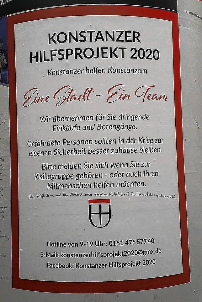 Wie hier an der Litfaßsäule in der Wessenbergstraße ist das Plakat „Konstanzer Hilfsprojekt 2020“ an vielen Orten in der ...